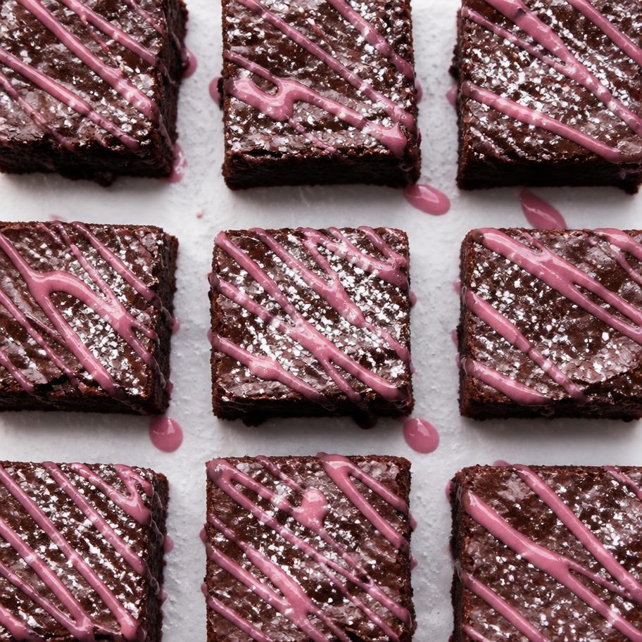Brownies gourmet con glaseado de frambuesa rosa